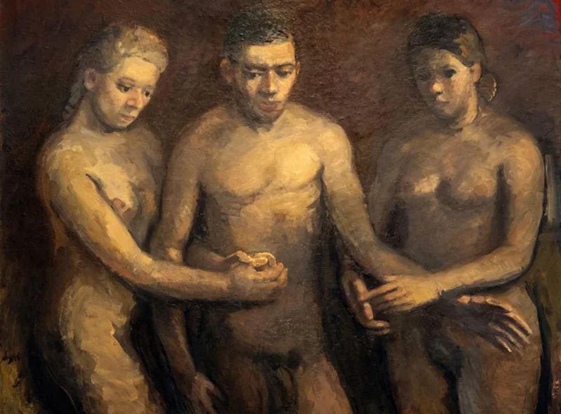 Drei entkleidete Personen. Ein junger Mann steht zwischen zwei Frauen. Die Frauen umklammern die Arme des Mannes.