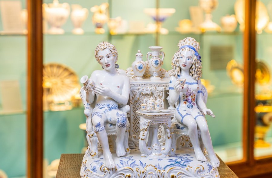 Das Bild zeigt die Figur eines sitzenden Paares in Meissener Porzellan, geschaffen von der amerikanischen Künstlerin Chris Antemann.