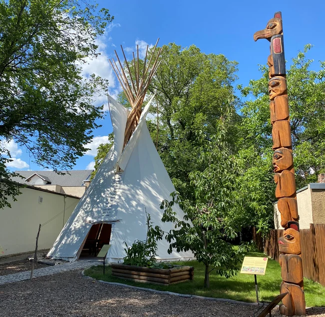 Im Außengelände des Karl-May-Museums in Radebeul stehen ein großes Tipi und ein hoher Totempfahl nach indigenem Vorbild.