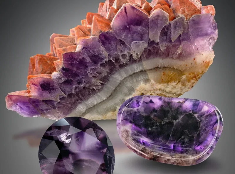 Eine mehrfarbige Amethyst-Stufe und zwei geschliffene, violette Amethyste sind nebeneinander liegend gruppiert.