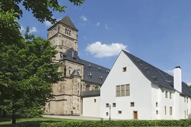 Schloßbergmuseum und Schloßkirche, Chemnitz Das Foto zeigt eine sommerliche Außenansicht des in historischen Kloster- und Schlossgebäuden untergebrachten Schloßbergmuseums mit der sich anschließenden Schloßkirche. Im Vordergrund ist eine grüne Parkfläche zu sehen.