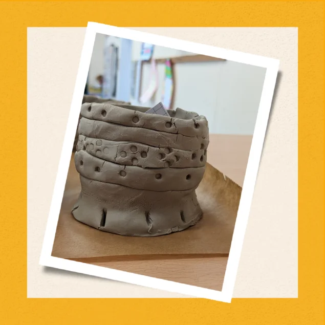 Ferienprogramm „Töpfer-Workshop“ Foto eines selbstgemachten, noch nicht gebrannten Tongefäßes, das in seiner Imperfektion nach einem Übungsstück aussieht