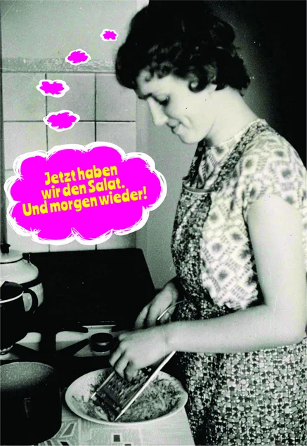 Schwarzweißfoto einer Gemüse raspelnden Frau mit der Sprechblase: "Jetzt haben wir den Salat. Und morgen wieder!"