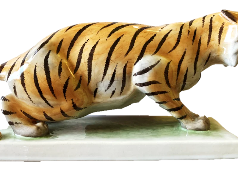 Porzellan-Figur eines fauchenden Tigers