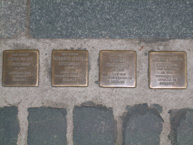 Stolpersteine der Familie Grossmann in Bautzen Das Foto zeigt vier quadratische, kupferfarbene Steine, die in einen kopfsteingepflasterten Gehweg eingelassen sind. Auf diesen sogenannten Stolpersteinen stehen die Namen der Opfer, ihr Geburtsjahr und wie sie gestorben sind – in diesem Fall erinnern sie an die Familie Grossmann in Bautzen.