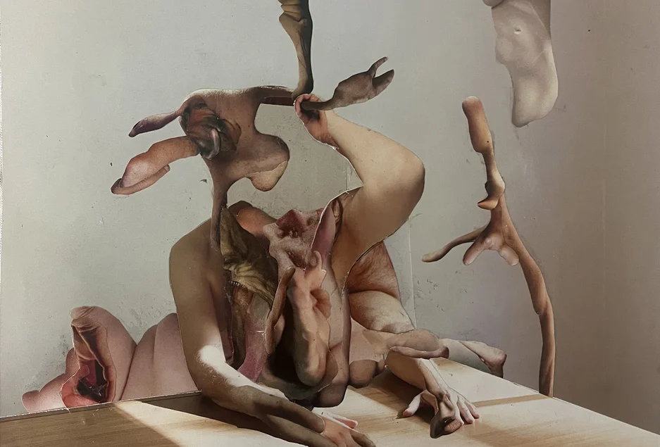 Jan Brokof, „Warten auf Frühstück“, 2025, Collage Collage eines an einem Tisch sitzenden tier-ähnlichen Wesens, das eine Art Gabel hochzuhalten scheint