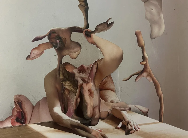 Collage eines an einem Tisch sitzenden tier-ähnlichen Wesens, das eine Art Gabel hochzuhalten scheint