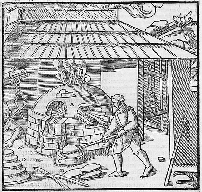 Das Foto zeigt einen Holzschnitt aus „De re metallica“ von Georgius Agricola; das Bild illustriert die Verhüttungstechnik des 16. Jahrhunderts.