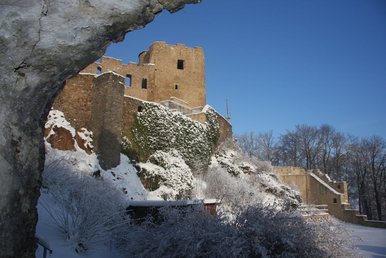 winterliche Burganlage