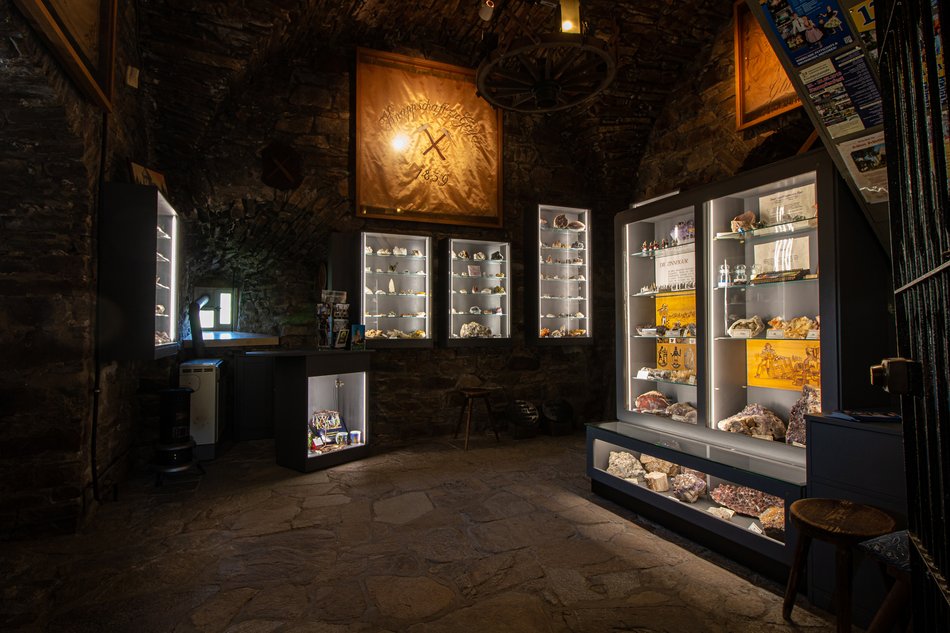 Das Foto zeigt einen Blick in den Ausstellungsraum der Mineraliensammlung des Turmmuseums Geyer.