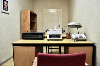 Das Foto zeigt das Vernehmerzimmer in der ehemaligen der Bezirksverwaltung Dresden des DDR-Ministeriums für Staatssicherheit (heute Gedenkstätte Bautzner Straße Dresden).