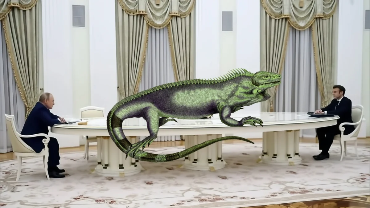 Ein riesiger ovaler Tisch steht in einem großen, mit opulenten Gardinen versehenen Raum. Am linken Tischende sitzt Wladimir Putin, am weit entfernten gegenüberliegenden Ende ein anderer Politiker. Collagen-artig nimmt eine riesige grüne Echse die Länge des Tisches ein.