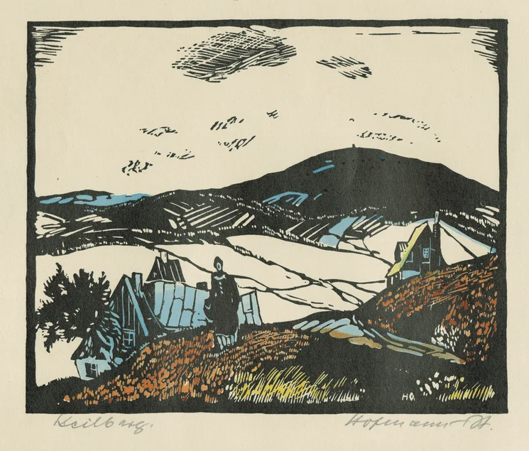 Kolorierte Druckgrafik, im Mittelpunkt der Erzgebirgskamm mit dem aufragenden Keilberg, auf dessen Gipfel ein Turm zu erkennen ist. Im Vordergrund schauen halb verdeckt zwei alte Häuser hinter hügeliger Landschaft hervor, zwischen ihnen läuft eine Person auf den Betrachter zu.