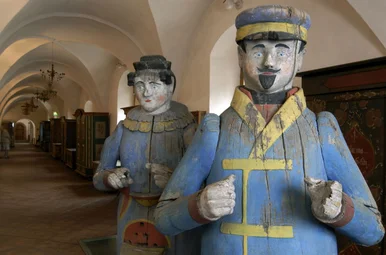 Geschnitzte und bemalte hölzerne Bienenbeuten in Form eines lebensgroßen Mannes und einer lebensgroßen Frau