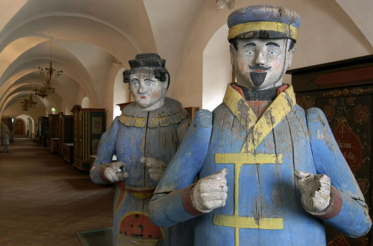 Geschnitzte und bemalte hölzerne Bienenbeuten in Form eines lebensgroßen Mannes und einer lebensgroßen Frau