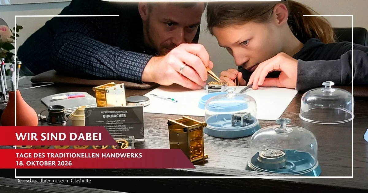 Tag des traditionellen Handwerks im Erzgebirge im Deutschen Uhrenmuseum Glashütte Ein Uhrmacher-Lehrmeister und eine Besucherin arbeiten gemeinsam an einem filigranen Uhrwerk.