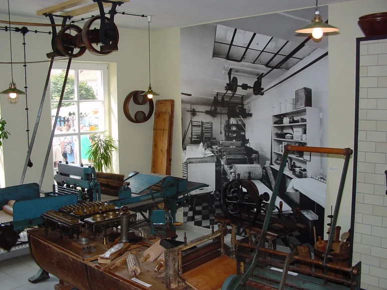 Blick auf die Inszenierung einer alten Pfefferkuchen-Backstube in der Dauerausstellung mit Maschinen und Handausstattung, wie diversen Model zur Ausformung von Leb- und Pfefferkuchen