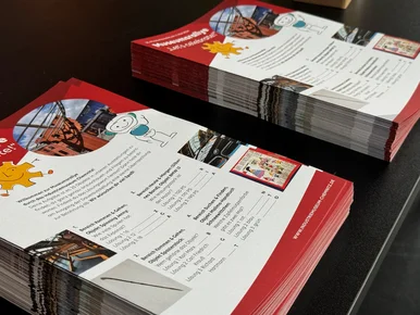 Foto zweier Stapel gedruckter "Entdeckerbögen" für Kinder und Familien, die das Industriemuseum Chemnitz entdecken möchten