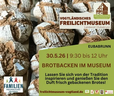 Motiv des Plakats zu "Brot backen im Museum" im Freilichtmuseum Eubabrunn ist ein Foto mehrerer frisch gebackener Brote.