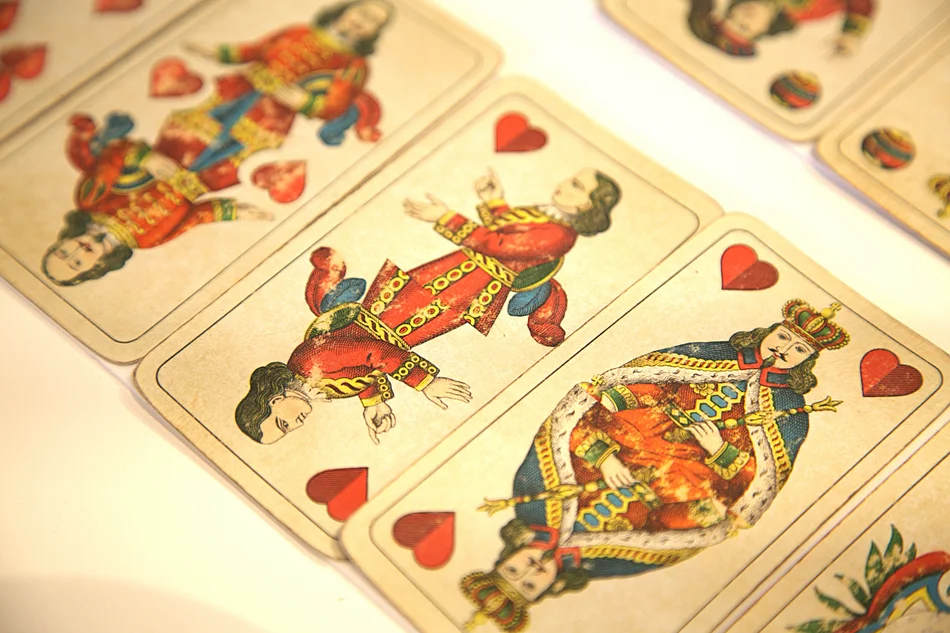 Drei Skatkarten "Deutsches Blatt" liegen nebeneinander: die Karten Herz-Unter, Herz-Ober und Herz-König.