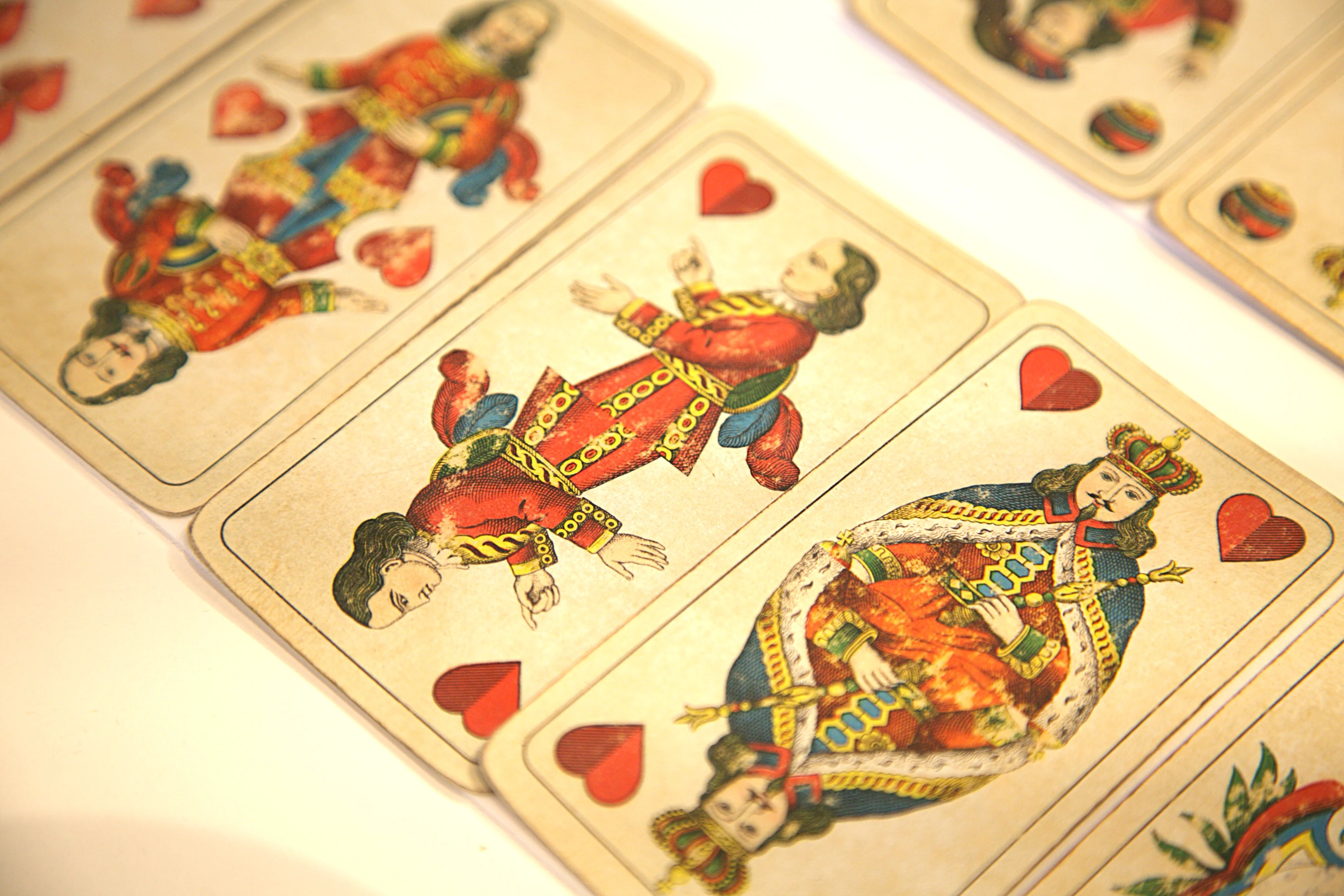 Spielkarten Drei Skatkarten "Deutsches Blatt" liegen nebeneinander: die Karten Herz-Unter, Herz-Ober und Herz-König.