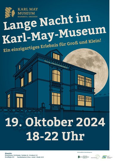Veranstaltungsplakat Das Plakatmotiv ist eine Zeichnung des von innen beleuchteten Karl-May-Museums bei Nacht. Auf der Fassade steht der Schriftzug „Villa Shatterhand“. Hinter dem Gebäude ragt überdimensional der Vollmond auf. Auf dem Plakat stehen außerdem Veranstaltungstitel und -untertitel, Datum, Uhrzeit, Ort sowie Informationen zum Eintritt.