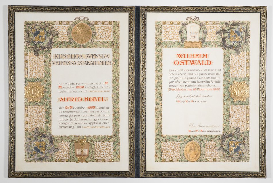 Zweiseitige, reich verzierte Nobelpreis-Urkunde für Wilhelm Ostwald