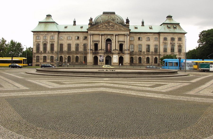 Das Foto zeigt eine Außenansicht des Japanischen Palais in Dresden, in dem die Sonderausstellung „Bewegte Erde – Eine geologische Zeitreise“ zu sehen ist.