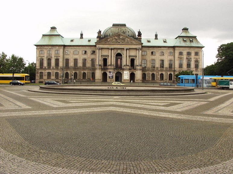 Das Foto zeigt eine Außenansicht des Japanischen Palais in Dresden, in der die Ausstellung „Bewegte Erde – Eine geologische Zeitreise“ zu sehen ist.