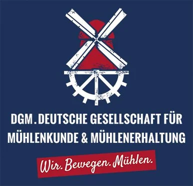 Vereinfachte Zeichnung einer Windmühle und eines Wasserrades über dem Schriftzug "Wir bewegen Mühlen"
