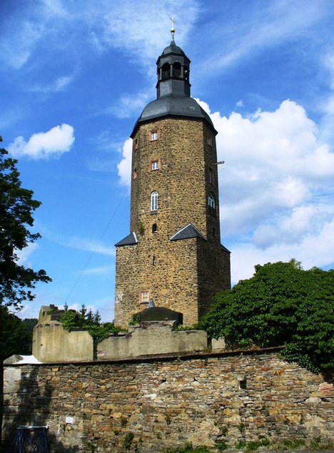 Das Foto zeigt eine Außenansicht des Städtischen Wachturms Geyer, in dem das Turmmuseum untergebracht ist.