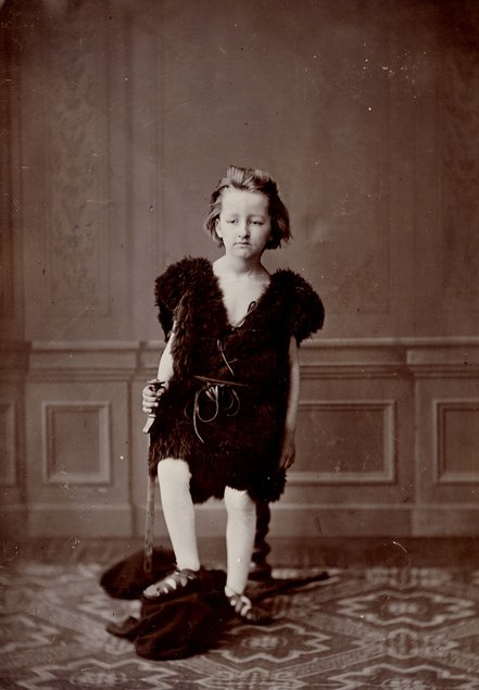 Diese historische Fotografie aus der Zeit um 1876 zeigt den jungen Siegfried Wagner in einem Bühnenkostüm.