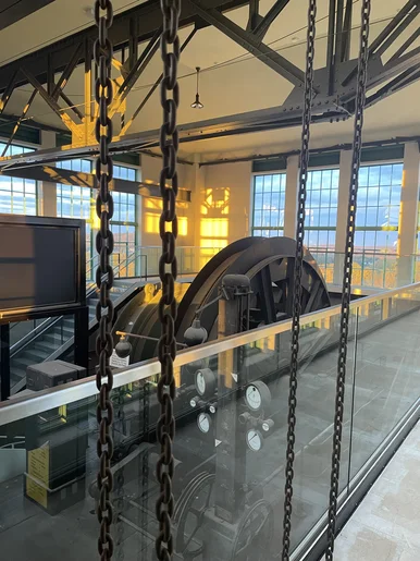 Innenaufnahme aus dem Turmkopf des Förderturms des ehemaligen Kaiserin-Augusta-Schachtes, darin eine große Treibscheibe