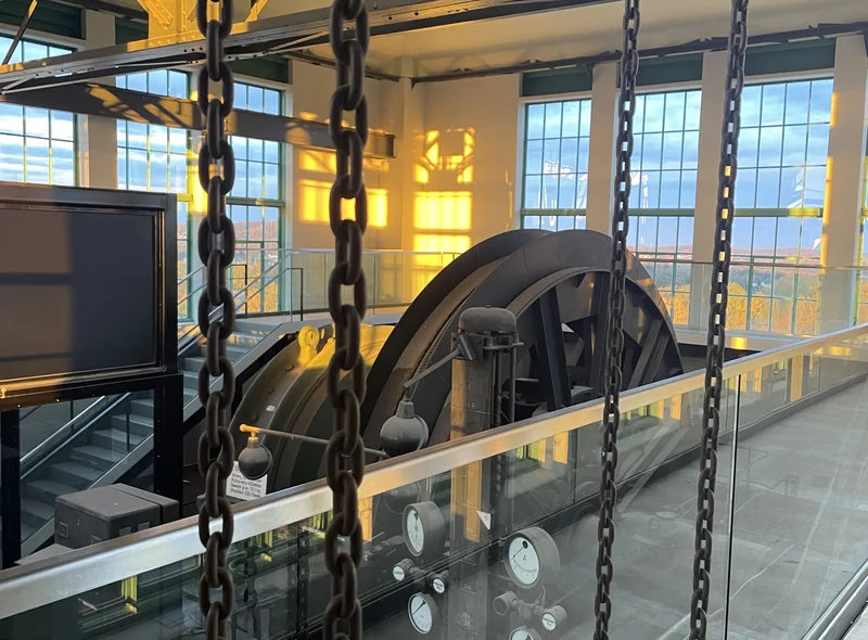 Innenaufnahme aus dem Turmkopf des Förderturms des ehemaligen Kaiserin-Augusta-Schachtes, darin eine große Treibscheibe