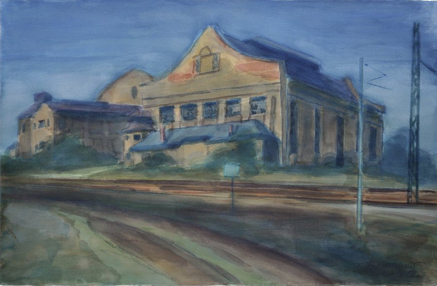 Aquarell eines mit ockerfarbenem Putz und spitzem Giebel versehenen Gebäudekomplexes, der sich hinter einer Bahnstrecke erhebt