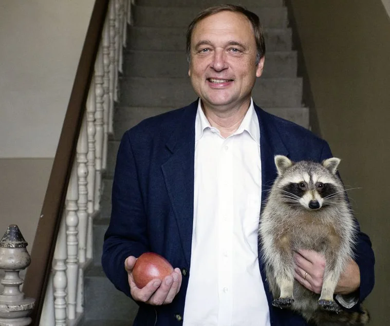 Prof. Dr. Willi Xylander, Direktor des Senckenberg Museums für Naturkunde / Foto: Antonia Gern Das Foto zeigt Willi Xylander, den Direktor des Senckenberg Museums für Naturkunde Görlitz, auf einer Treppen stehend und einen roten Apfel in der rechten und einen Waschbären in der linken Hand haltend.