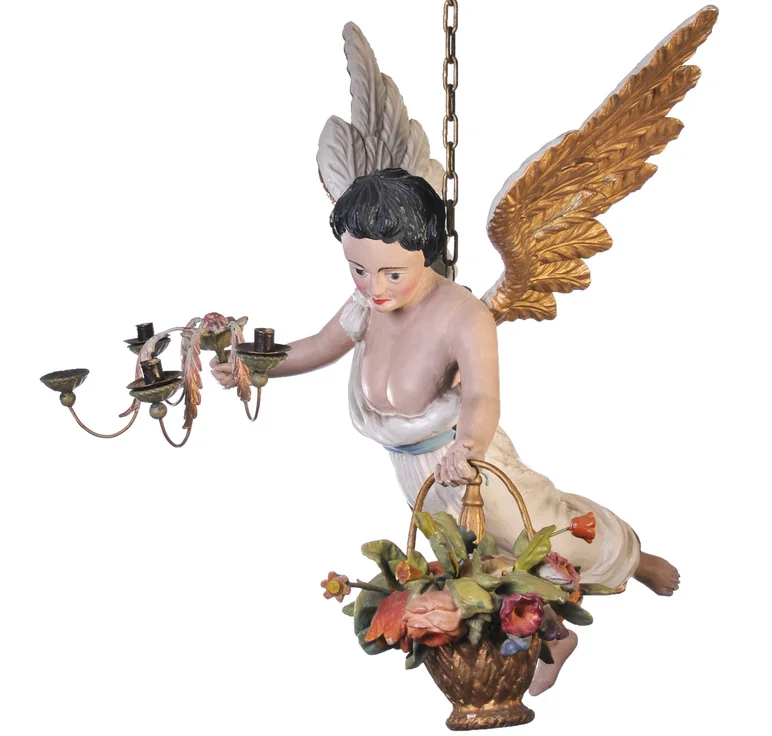 Das Foto zeigt einen Schwebeengel mit Blumenstrauß aus der Manufaktur der Träume – Sammlung Erika Pohl-Ströher