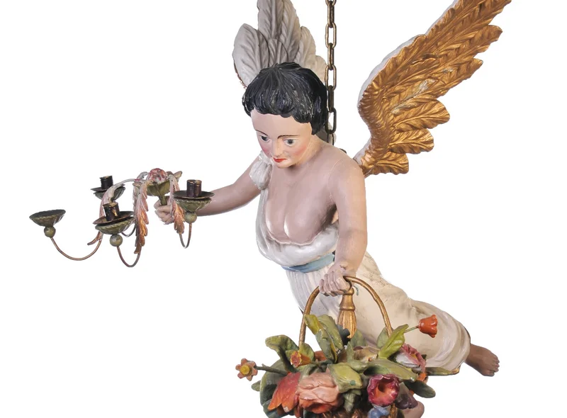 Das Foto zeigt einen Schwebeengel mit Blumenstrauß aus der Manufaktur der Träume – Sammlung Erika Pohl-Ströher
