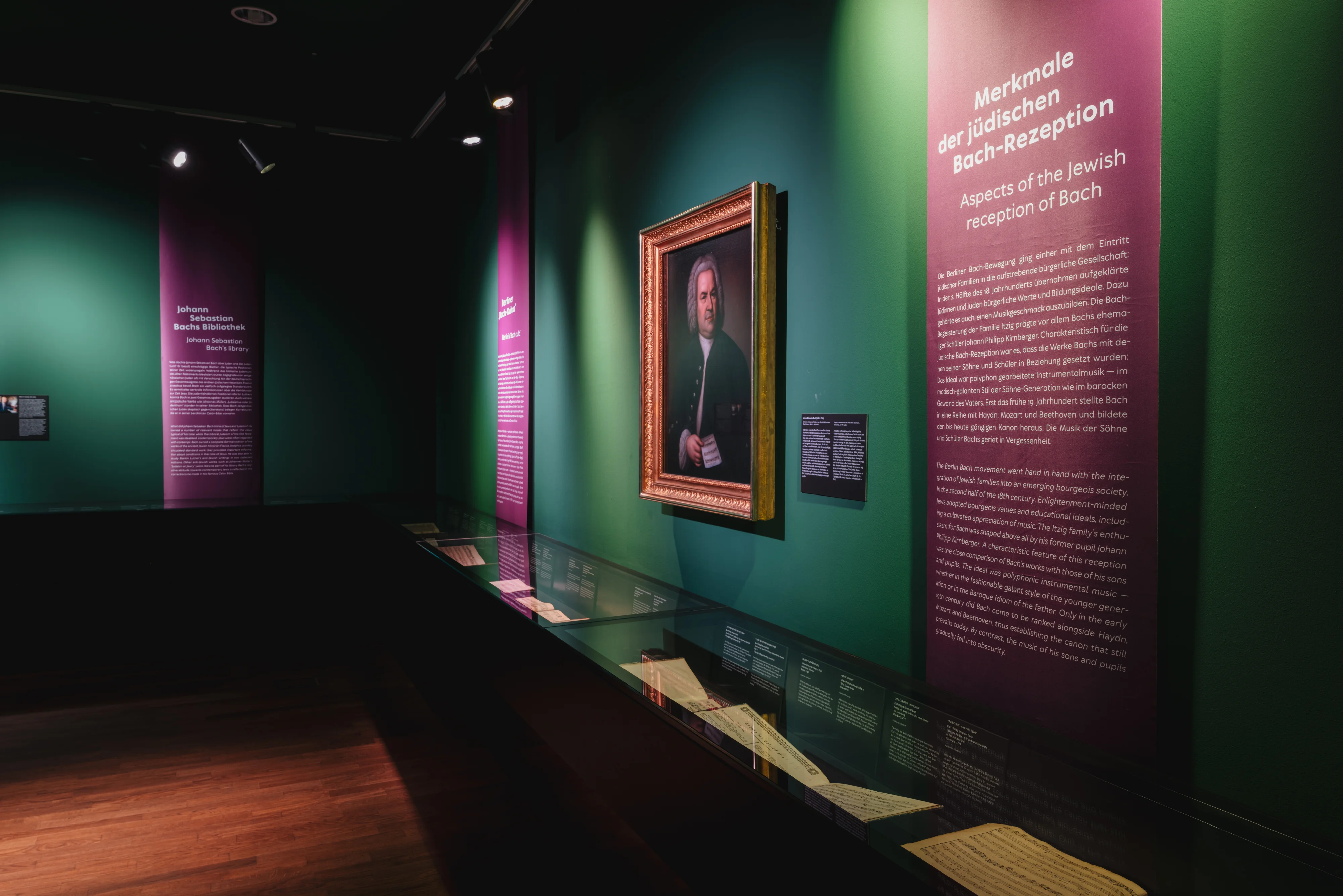 In einem Ausstellungsraum hängen ein Porträt Johann Sebastian Bachs sowie Wandtexte, in Vitrinen liegen historische Dokumente