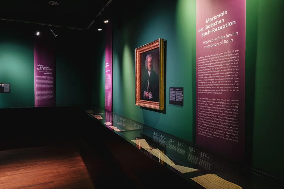 In einem Ausstellungsraum hängen ein Porträt Johann Sebastian Bachs sowie Wandtexte, in Vitrinen liegen historische Dokumente