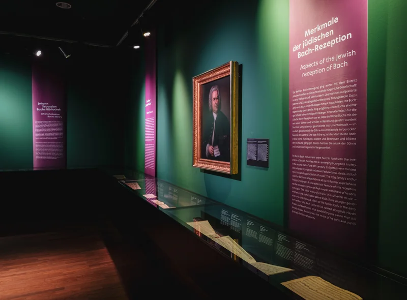 In einem Ausstellungsraum hängen ein Porträt Johann Sebastian Bachs sowie Wandtexte, in Vitrinen liegen historische Dokumente