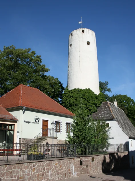 Sommerliche Aufnahme des Museumskomplexes mit dem Gebäude des Waagenmuseums, dem 25 Meter hohen historischen Wachturm und dem Gebäude „Amtsfronfeste“, in dem sich die Dauerausstellung über bäuerliche Wohnkultur und das Oschatzer Handwerk befindet
