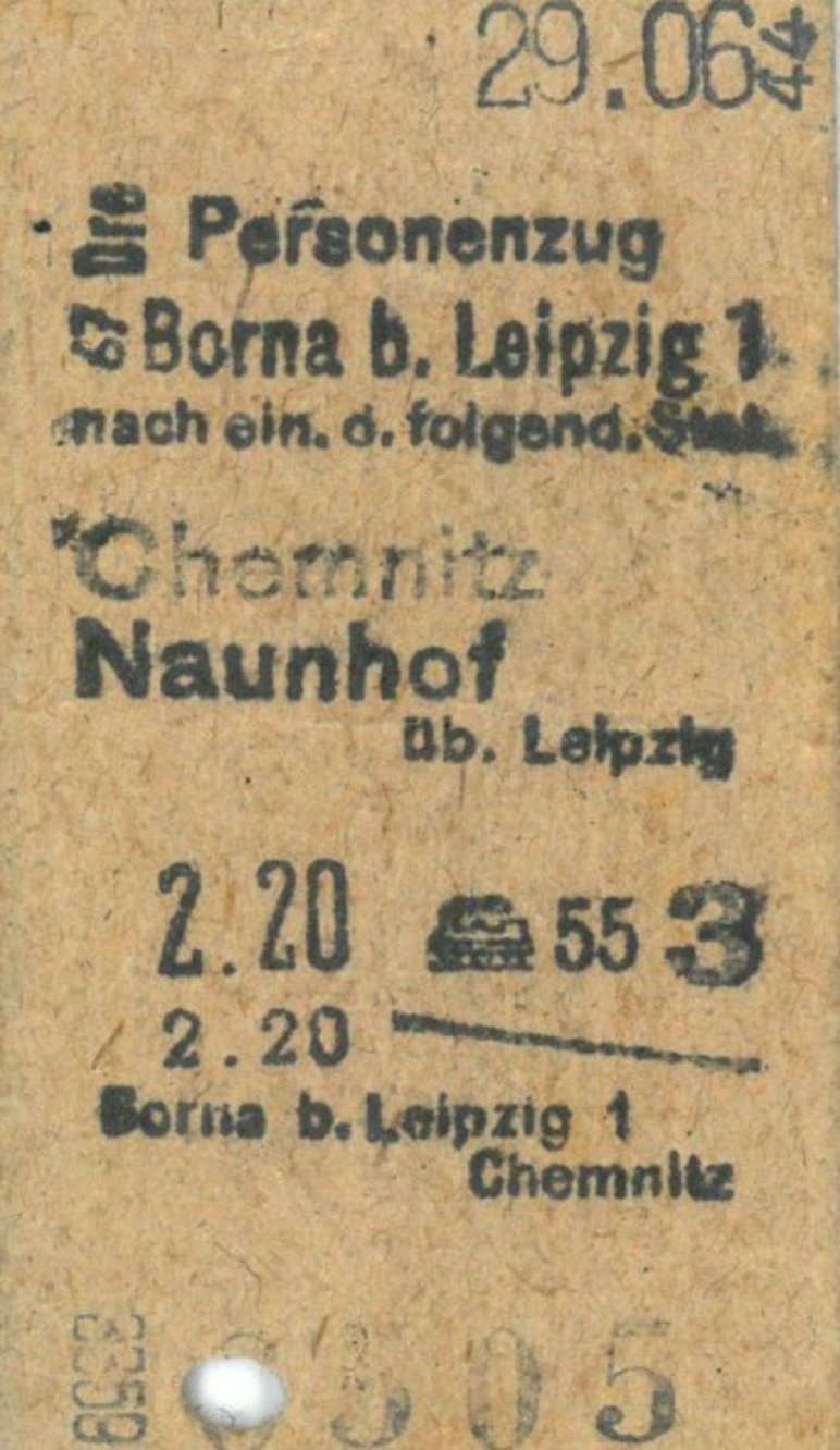 Das Foto zeigt eine historische Fahrkarte der Eisenbahnlinie von Chemnitz nach Borna mit diversen Streckenabschnitt- und Datumsstempeln.