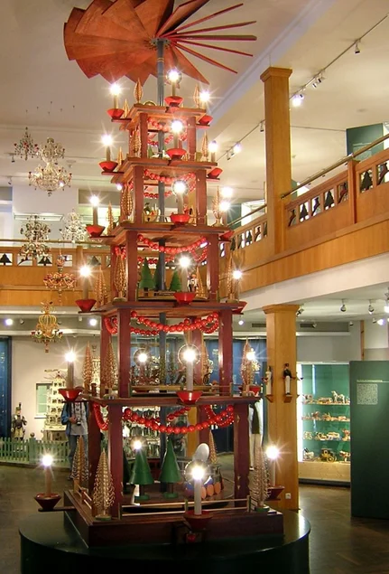 Ausstellung mit großer Raumpyramide