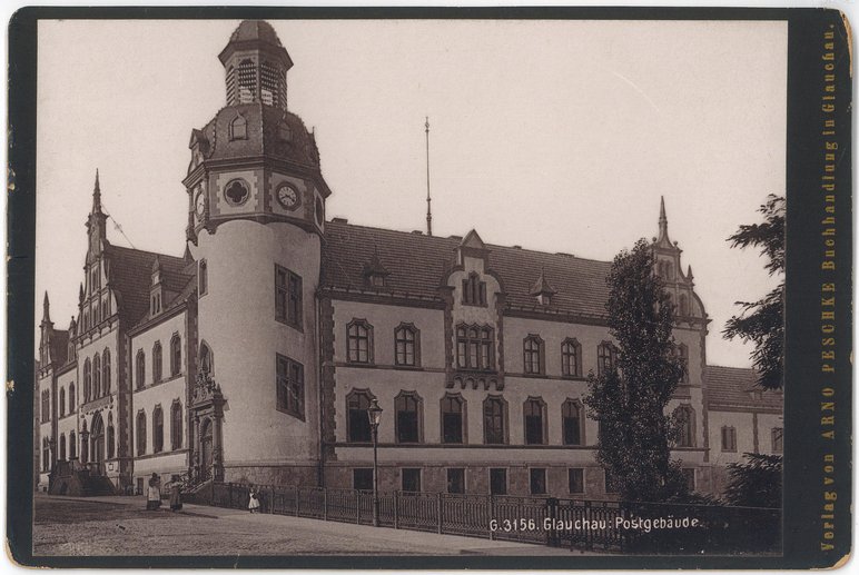 Historische, sepia-farbene Postkarte, deren Motiv das Glauchauer Postgebäude mit markantem Eckturm ist.