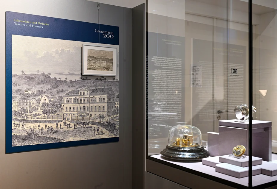 Abbildung der Deutschen Uhrmacherschule Glashütte aus dem 19. Jahrhundert Ausstellungstafel mit historischer Lithografie der Deutschen Uhrmacherschule Glashütte