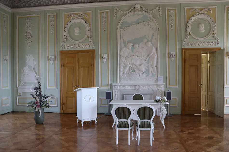 Festsaal mit Trautisch Trautisch mit Stühlen im Festsaal Schloss Wolkenburg
