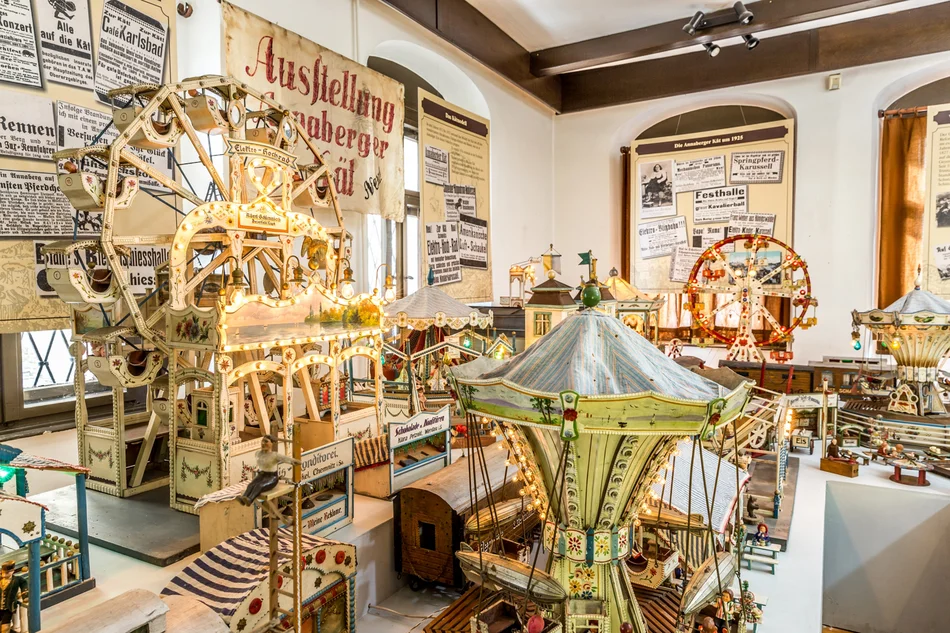 Kät-Modell Das Foto zeigt ein Modell der „Kät“, des traditionellen Annaberger Jahrmarkts, mit Riesenrad, Kettenkarussell und weiteren Fahrgeschäften.