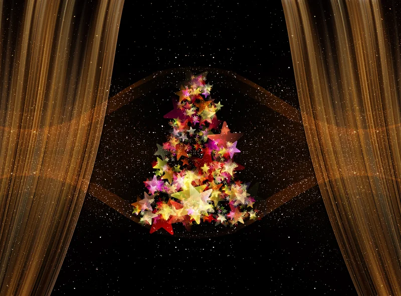 Ein Theatervorhang öffnet sich. Dahinter steht ein mit bunt leuchtenden Sternen geschmückter Weihnachtsbaum.