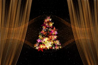 Kurz vorm Fest. Kurzfilme im Festsaal erleben Ein Theatervorhang öffnet sich. Dahinter steht ein mit bunt leuchtenden Sternen geschmückter Weihnachtsbaum.